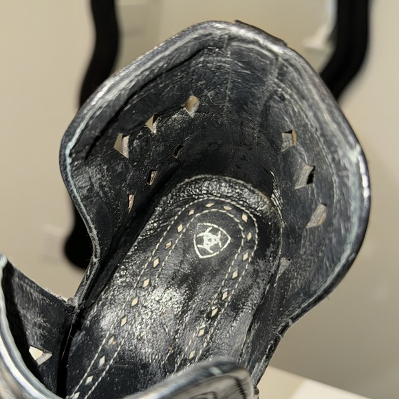 Black leather/silver studded ariat short boots - Picture 6 of 6